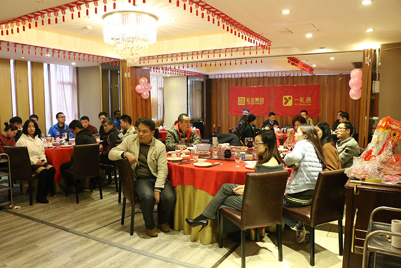  員工們正在聽(tīng)講2017年努力的獲得成果