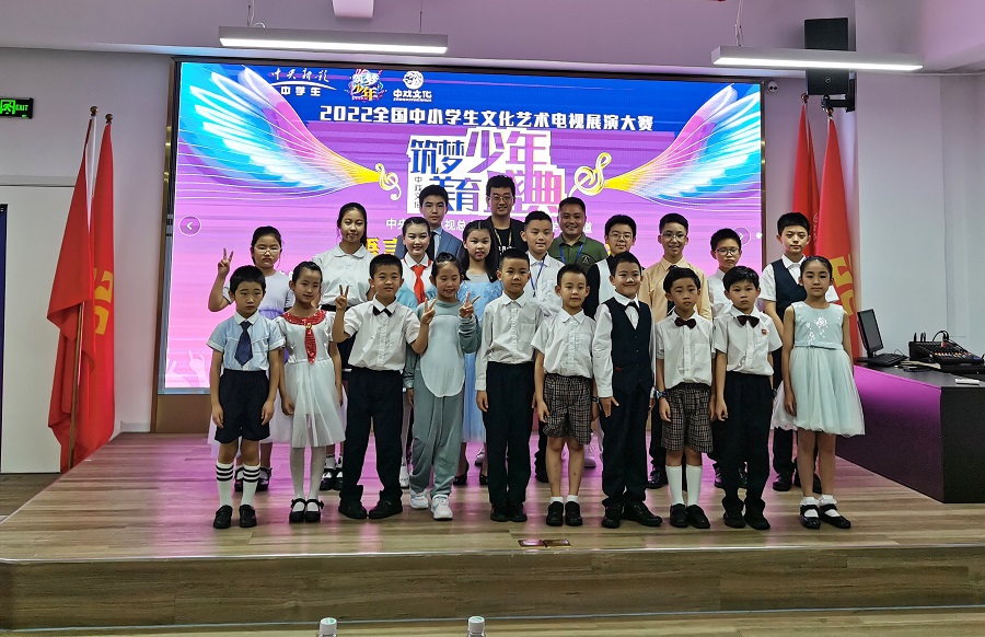 筑夢少年 美育盛典 —— 2022全國中小學(xué)生文化藝術(shù)電視展演大賽在禮商云倉深圳禮品文化直播基地舉行。